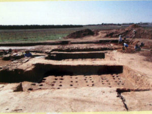 Figg. 1 e 2: le fornaci rinvenute a Giancola, nel corso della campagna di scavi Fig. 1 and 2: fournaces found in the site of Giancola during the excavation campaigns