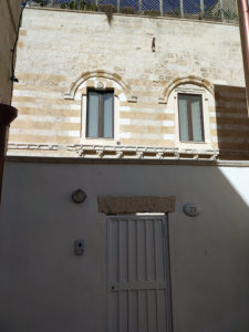 La facciata su Corte Passante The façade on Corte Passante