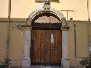 fig.1: il portale di Palazzo Laviano, con lo stemma della casata