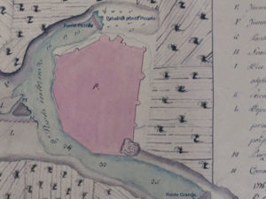 fig.2: particolare tratto da ‘Croquis o sia schizzo della città e del porto di Brindisi’, 1813,              Biblioteca Nazionale “Vittorio Emanuele III”, Napoli Il tratto rosso indica l’attuale posizione, all’incirca, di via Tor Pisana- Fig. 2: detail extracted from “‘Croquis o sia schizzo della città e del porto di Brindisi’, 1813. National library “Vittorio Emanuele III”, Napoli. The red line indicates the current position of via Tor Pisana