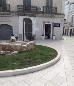 Via Conserva, con una fontana di recente costruzione in memoria della Fontana di Crisostomo Conserva street. A  newly built fountain in memory of the Crisostomo’s fountain.